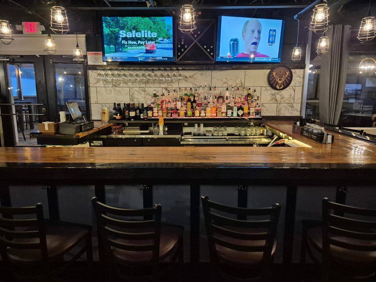 Full bar at The Grille at Lakeshore